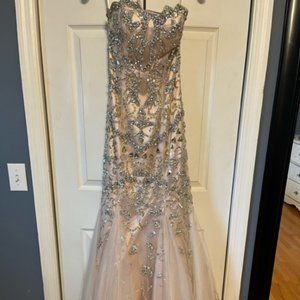 ELEGANT GOWN COVERED IN CRYSTALS